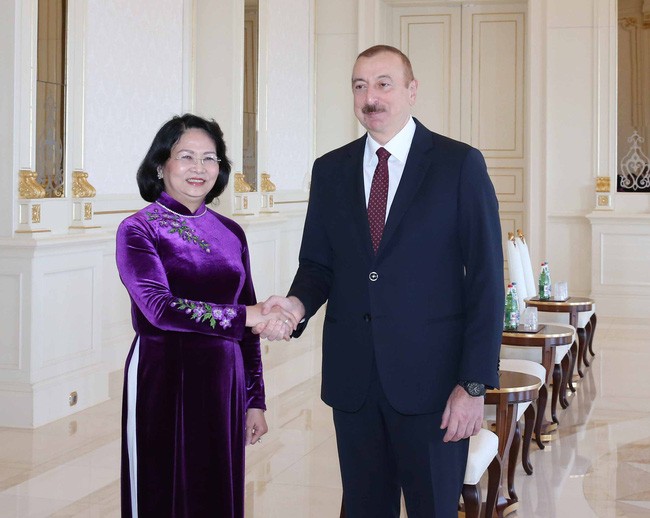 越南国家副主席邓氏玉盛会见阿塞拜疆总统阿利耶夫 - ảnh 1