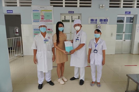越南再有一名新冠肺炎患者治愈出院 - ảnh 1