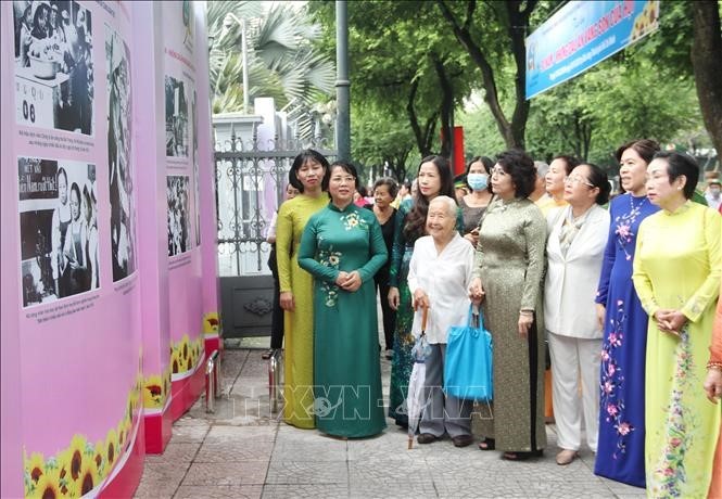 越南妇女联合会90周年历史展  - ảnh 1