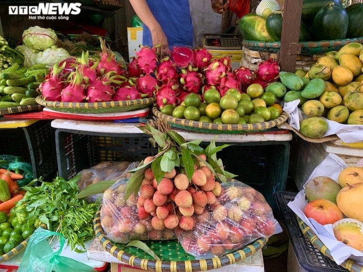 Vải đầu mùa bán tràn Hà Nội: Hút khách từ “chợ mạng”, ven đường đến siêu thị - ảnh 7