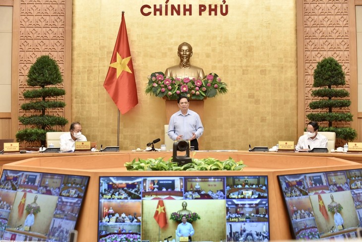 越南政府总理范明政与各地举行新冠肺炎疫情防控工作会议 - ảnh 1
