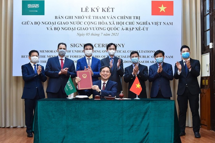 越南和沙特阿拉伯签署关于政治磋商的谅解备忘录 - ảnh 1