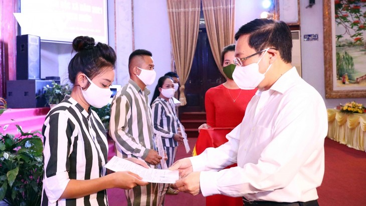 越南政府副总理范平明在太原省出席特赦决定公布仪式 - ảnh 1