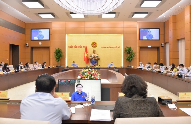 越南国会主席王庭惠就财政货币政策问题主持召开会议 - ảnh 1