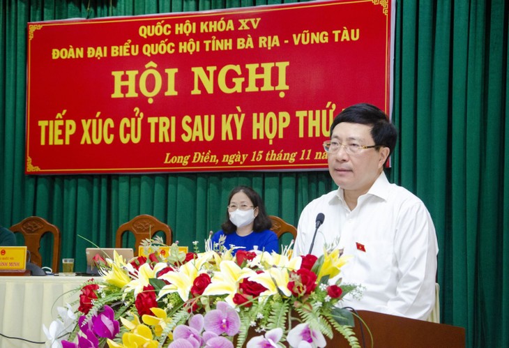 越南政府副总理范平明与巴地头顿省选民进行接触 - ảnh 1
