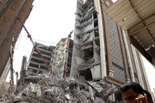 伊朗紧急搜救阿巴丹市倒塌房屋的被困者 - ảnh 1