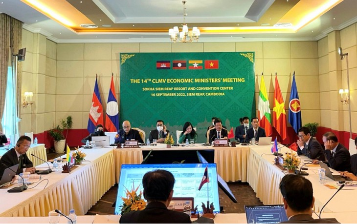 第54届东盟经济部长会议及相关会议（AEM-54）通过了 2023-2024 年柬老缅越区域行动计划。 - ảnh 1