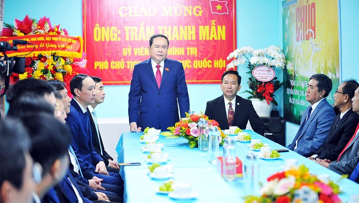 越南国会常务副主席陈青敏率团走访岘港教区主教座堂 - ảnh 1