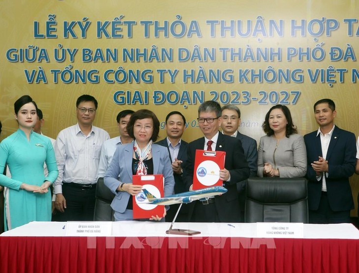 越南中部岘港市与越南航空公司签署2023-2027年阶段开发合作协议 - ảnh 1