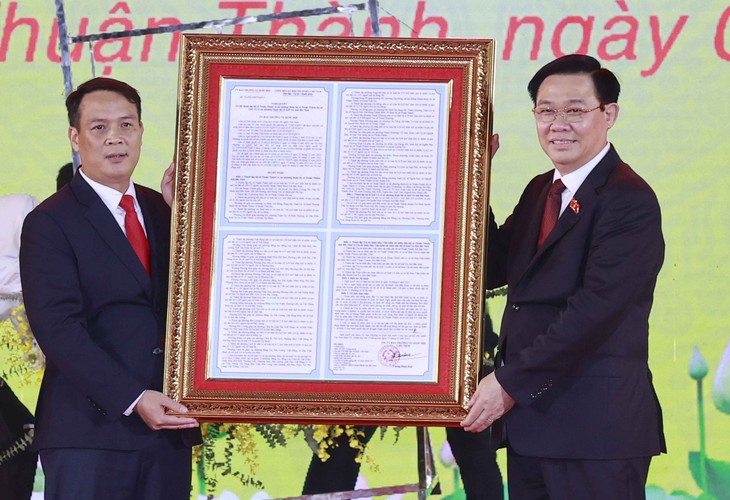 越南国会主席王庭惠出席北宁省顺城县成立110周年纪念活动 - ảnh 1