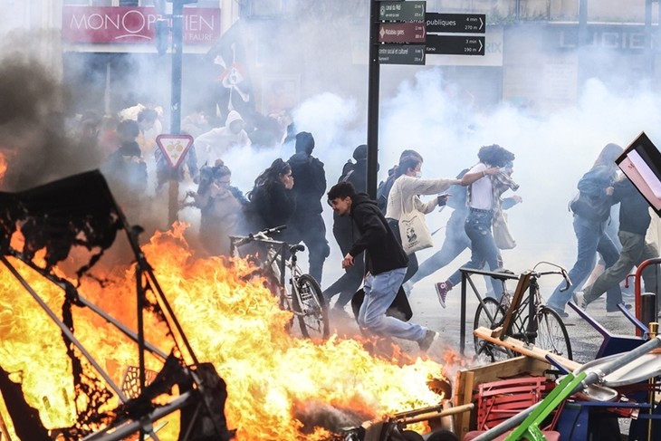 在警察枪杀一名青少年后法国首都巴黎郊区爆发骚乱 - ảnh 1