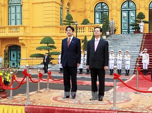 Japans Premierminister Shinzo Abe besucht Vietnam - ảnh 1