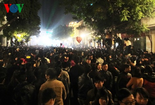Hanoier feierten das neue Jahr 2014 - ảnh 11