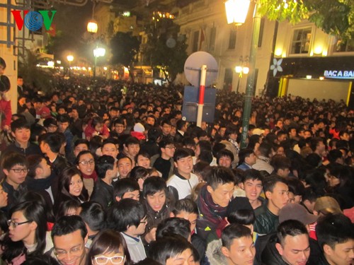 Hanoier feierten das neue Jahr 2014 - ảnh 9
