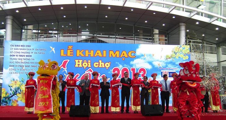 Mehr als 300 Stände auf der Frühlingsmesse in Danang - ảnh 1