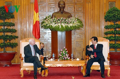 Premierminister Nguyen Tan Dung trifft US-Senatoren - ảnh 1