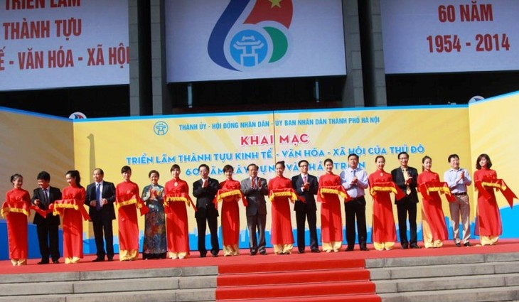 Ausstellung über die wirtschaftliche, kulturelle und soziale Erfolge Hanois in vergangenen 60 Jahren - ảnh 1