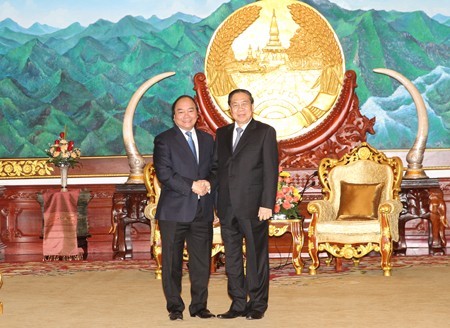 Vizepremierminister Nguyen Xuan Phuc trifft LRVP-Generalsekretär Choummaly Sayasone - ảnh 1