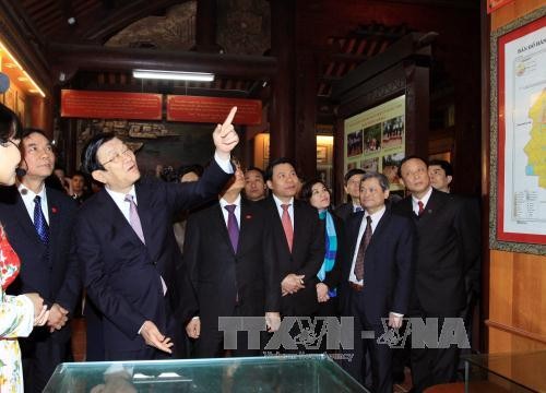 Staatspräsident Truong Tan Sang besucht Künstler und Akademiker - ảnh 1