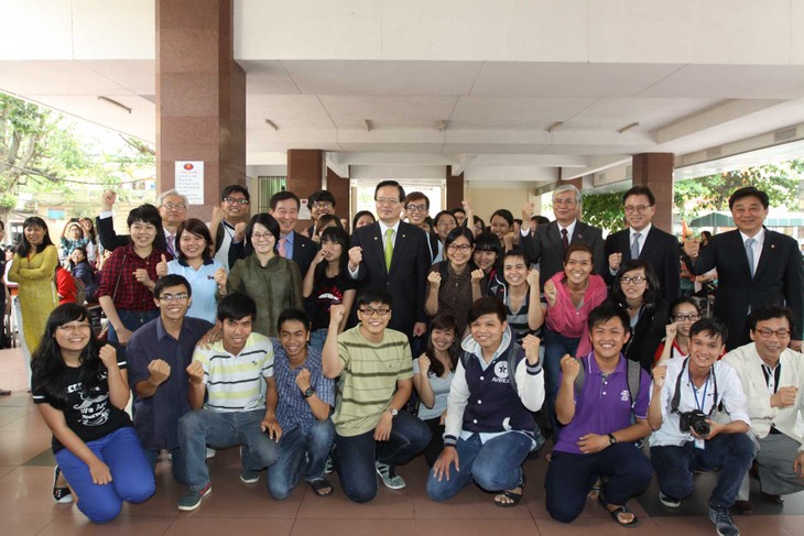 Südkoreas Parlamentspräsident Chung Ui-wha spricht mit Studenten in Ho Chi Minh Stadt - ảnh 1