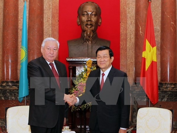 Staatspräsident Truong Tan Sang empfängt Parlamentspräsidenten Kasachstans  - ảnh 1