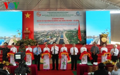 Staatspräsident Truong Tan Sang bei Einweihung des renovierten Wasserkanals Tan Hoa-Lo Gom - ảnh 1