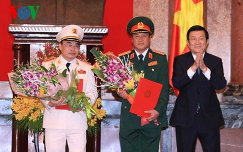 Staatspräsident Truong Tan Sang befördert vietnamesische Offiziere  - ảnh 1