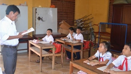 Lehrer auf der Sinh Ton-Insel kümmern sich um ihre Schüler - ảnh 1