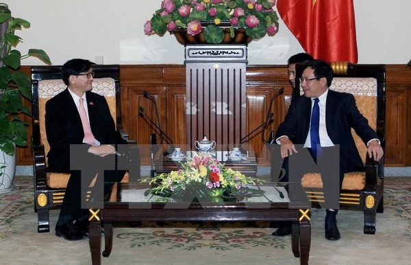 Außenminister Pham Binh Minh empfängt Botschafter von Thailand und den Philippinen - ảnh 1
