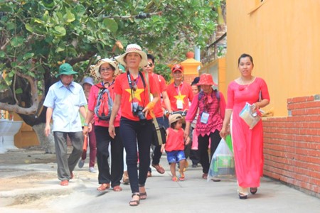 Auslandsvietnamesen besuchen Truong Sa - ảnh 13