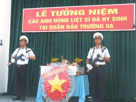 Auslandsvietnamesen besuchen Truong Sa - ảnh 14
