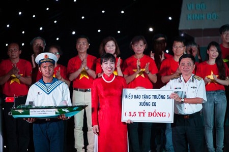 Auslandsvietnamesen besuchen Truong Sa - ảnh 16