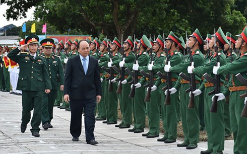 Premierminister Nguyen Xuan Phuc besucht Soldaten auf der Insel Van Don  - ảnh 1