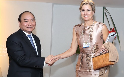 Premierminister Nguyen Xuan Phuc nimmt bei WEF an Dialogen teil - ảnh 1
