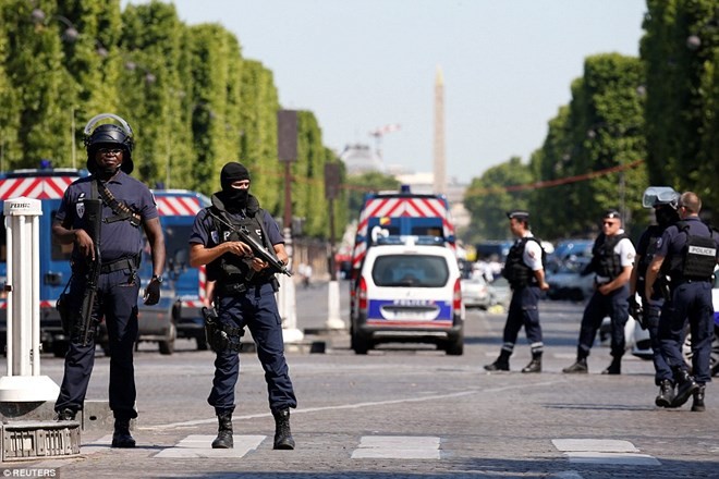 Frankreich: Ein Bewaffneter fährt auf Polizisten in Champs Elysees-Allee - ảnh 1