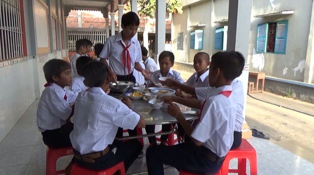 Pagode Lakhanawong Xung Thum hilft armen Schülern - ảnh 1