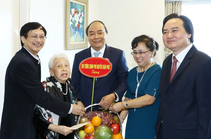 Premierminister Nguyen Xuan Phuc besucht ausgezeichnete Lehrer in Vietnam - ảnh 1