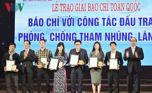 Staatspräsident Tran Dai Quang nimmt an Pressepreisverleihung teil - ảnh 1