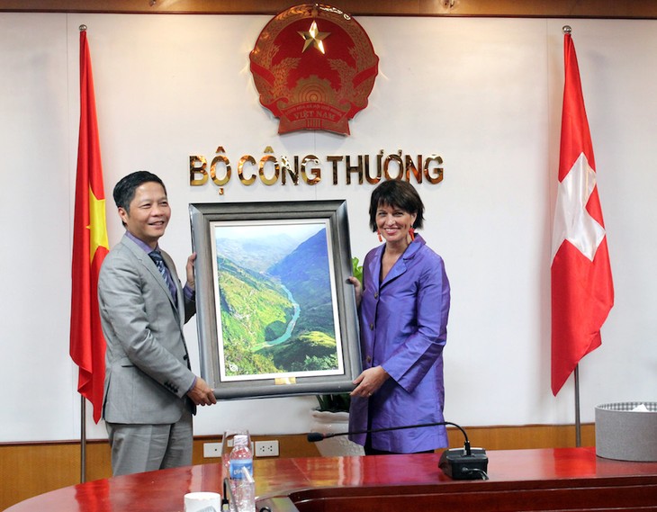 Premierminister Nguyen Xuan Phuc empfängt schweizerische Ministerin für Umwelt und Verkehr - ảnh 1