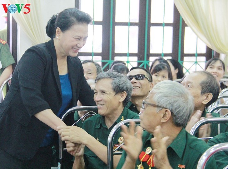 Parlamentspräsidentin Nguyen Thi Kim Ngan besucht Kriegsversehrte in Ha Nam - ảnh 1