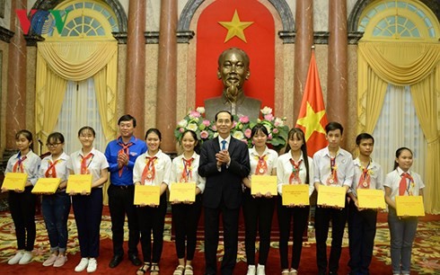 Staatspräsident Tran Dai Quang trifft Leiter der Pionierguppen landesweit - ảnh 1
