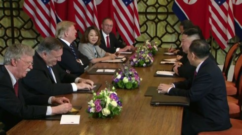 Fotos von US-Präsident Donald Trump und Nordkoreas Staatschef Kim Jong un beim Gipfeltreffen in Hanoi - ảnh 12