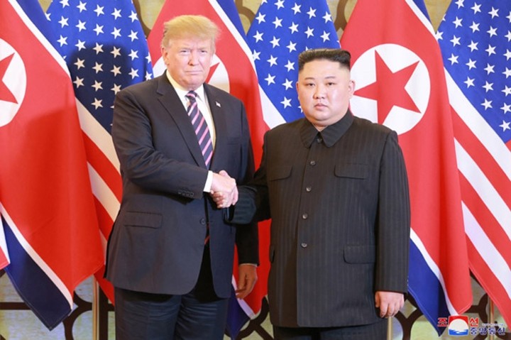 Fotos von US-Präsident Donald Trump und Nordkoreas Staatschef Kim Jong un beim Gipfeltreffen in Hanoi - ảnh 1