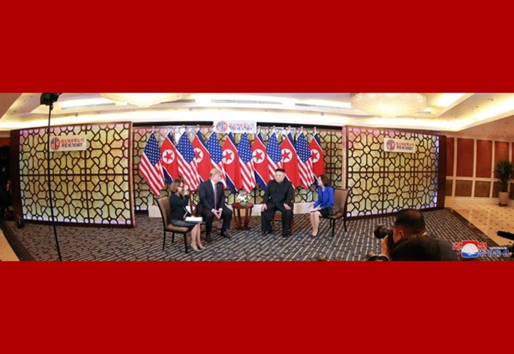 Fotos von US-Präsident Donald Trump und Nordkoreas Staatschef Kim Jong un beim Gipfeltreffen in Hanoi - ảnh 3