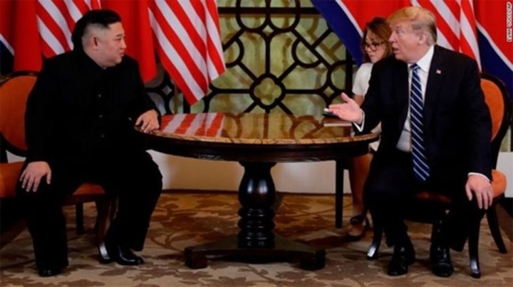 Fotos von US-Präsident Donald Trump und Nordkoreas Staatschef Kim Jong un beim Gipfeltreffen in Hanoi - ảnh 7