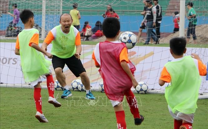 Trainer der vietnamesischen Fußballmanschaft Park Hang-seo trifft Schüler in Viet Tri - ảnh 1