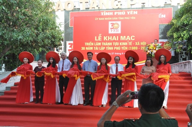 Ausstellung über Erfolge in der Wirtschaft und Gesellschaft in Phu Yen - ảnh 1