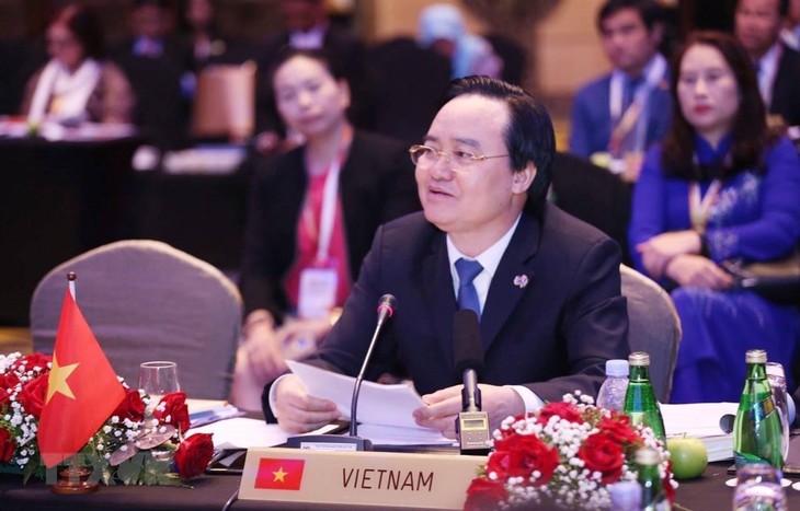 Erziehungsminister Phung Xuan Nha: Aufbau eines glücklichen Lernumfelds - ảnh 1