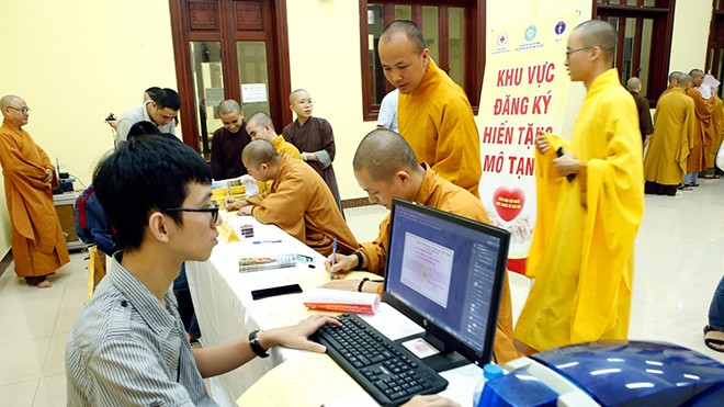 Mönche und Buddhistenanhänger wollen Blut und Organe spenden - ảnh 1