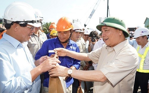 Premierminister Nguyen Xuan Phuc will sich Überblick über den Bau der Autobahn Trung Luong-My Thuan verschaffen - ảnh 1
